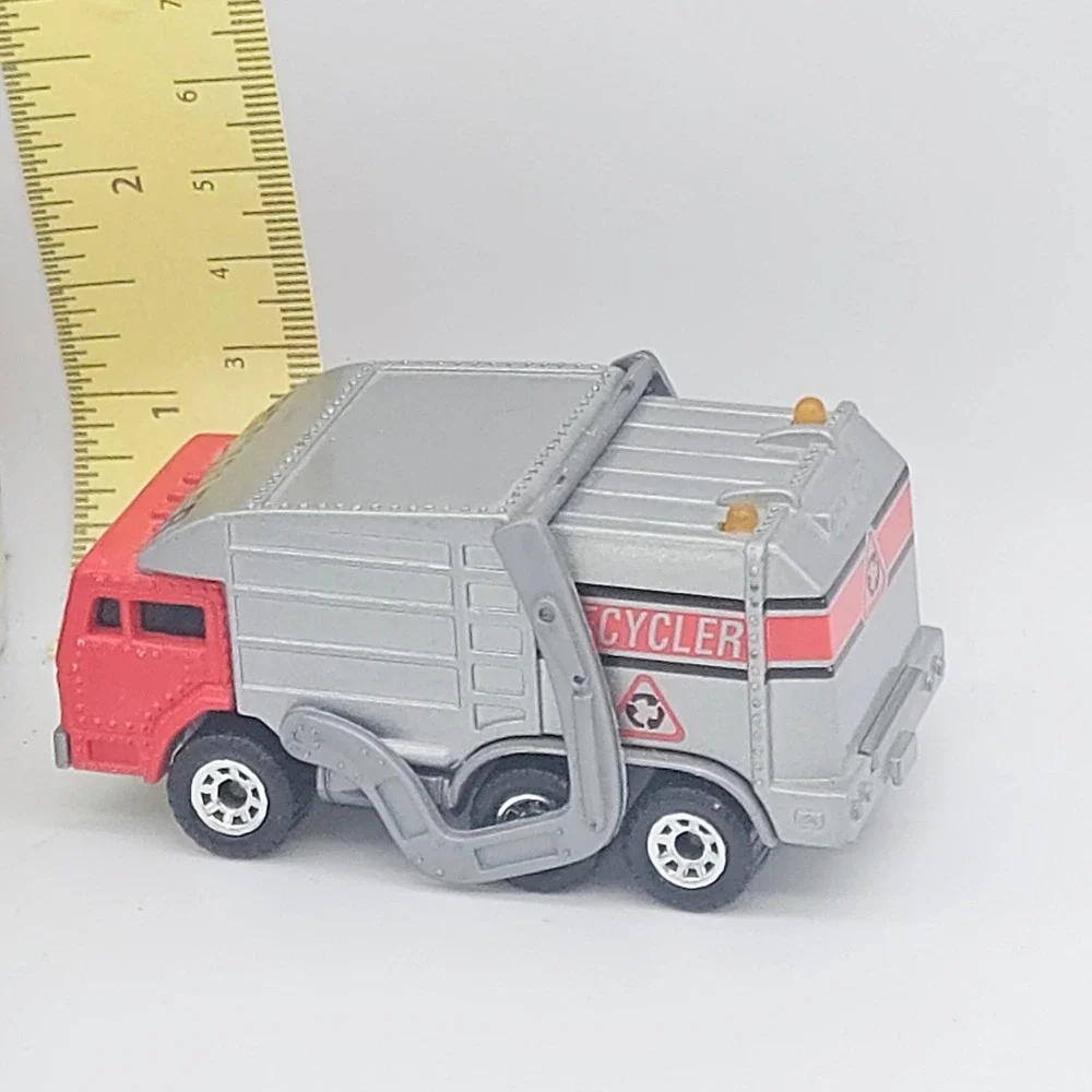 Matchbox Garbage Truck Lights/ Sound 1:64 Silver Red 1998 Recycler Die-cast Toy